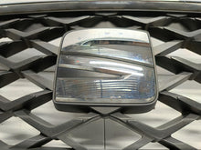 Laden Sie das Bild in den Galerie-Viewer, SEAT TARRACO 5FJ 18- MITTELGITTER STOßSTANGE VORNE 5FJ853651B