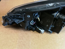 Laden Sie das Bild in den Galerie-Viewer, TOYOTA YARIS III LIFT 17- SCHEINWERFER RECHTS VORNE KOITO 0D-197