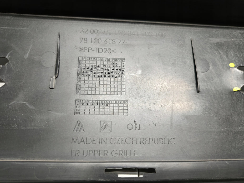 CITROEN C3 III 16- ATRAPA KRATKA ŚRODKOWA GRILL ZDERZAKA PRZÓD 9812061877