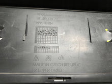 Załaduj zdjęcie do przeglądarki galerii, CITROEN C3 III 16- ATRAPA KRATKA ŚRODKOWA GRILL ZDERZAKA PRZÓD 9812061877