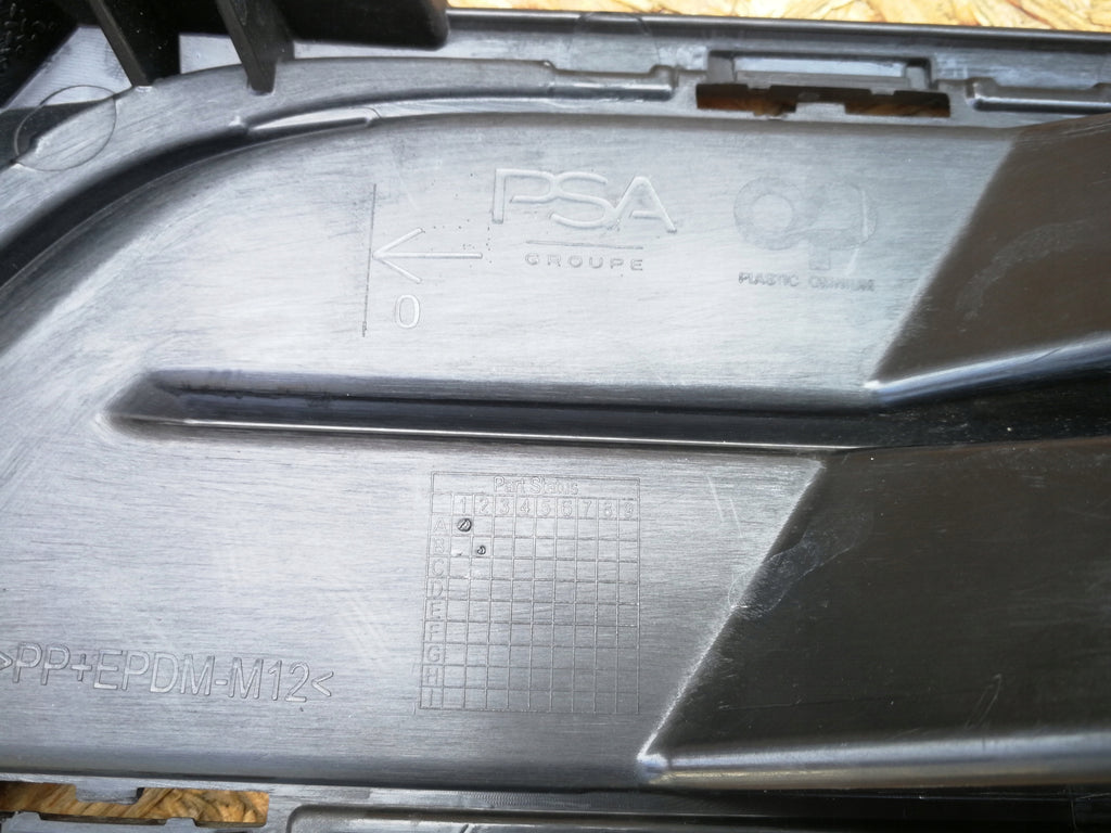 OPEL MOKKA B II 20- ATRAPA KRATKA ŚRODKOWA ZDERZAKA PRZDNIEGO 9835266280