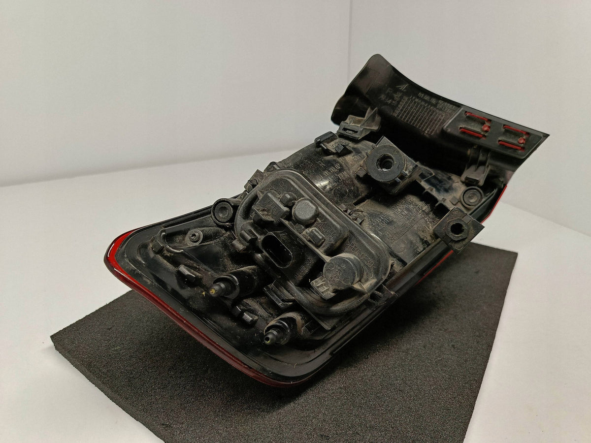 Audi A3 Sportback 12- Lampa Prawy Tył Prawa Tylna Zwykła OE 8V4945096C — zdjęcie 10 z 14