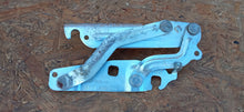 Laden Sie das Bild in den Galerie-Viewer, FORD FIESTA MK7 08- MOTORHAUBENSCHARNIER LINKS NEU 8A61-16801-AD