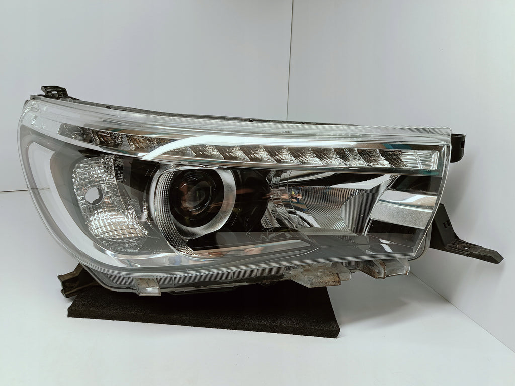 TOYOTA HILUX VIII 8 15- LAMPA REFLEKTOR PRAWY PRZÓD LED KOITO 0K-56