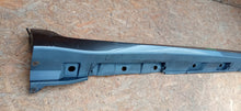 Laden Sie das Bild in den Galerie-Viewer, TOYOTA AVENSIS T29 15- PRÓG NAKŁADKA PROGU LISTWA PROGOWA PRAWA 75851-05050