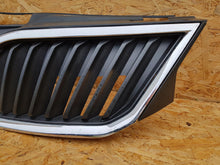 Załaduj zdjęcie do przeglądarki galerii, SKODA RAPID 12- ATRAPA GRILL KRATKA ZDERZAKA PRZEDNIEGO CHROM 5JA853668