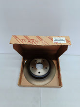 Load image into Gallery viewer, TOYOTA AVENSIS T25 SEDAN KOMBI- TARCZ HAMULCOWA TYLNA ORYGINAŁ 42431-YZZAB