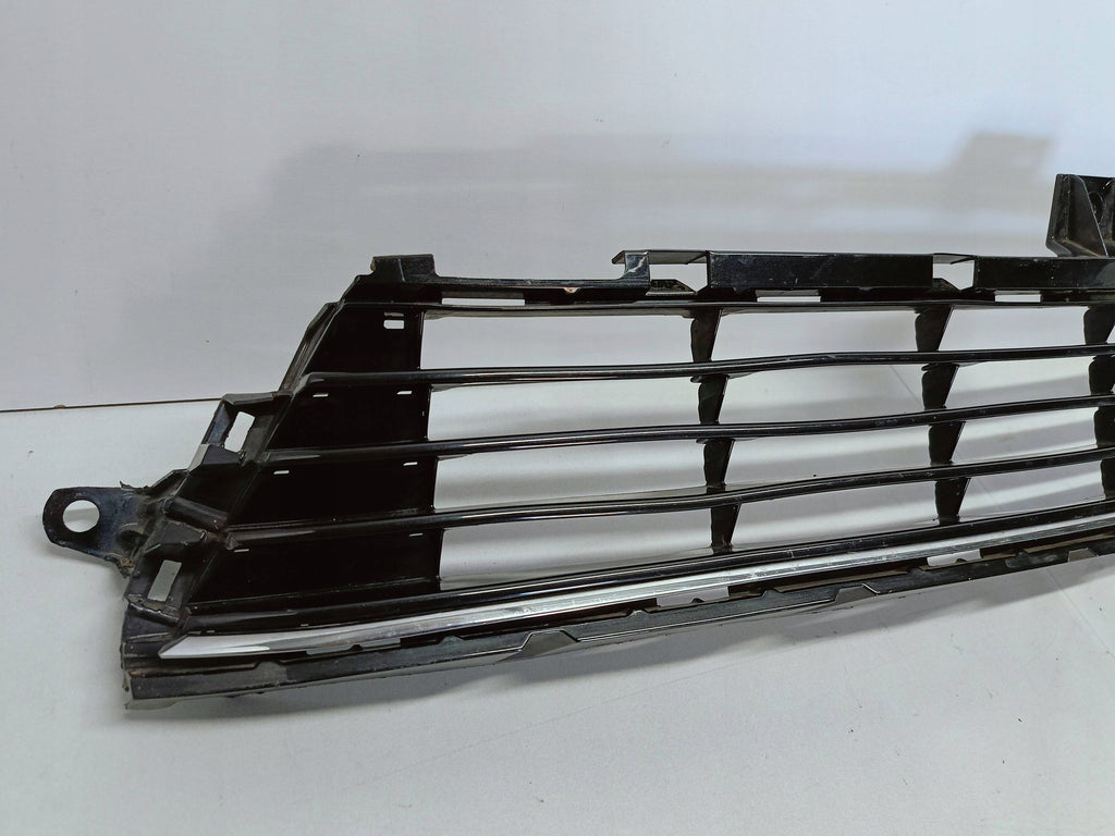 Toyota Auris II LIFT 15- KRATKA ŚRODKOWA ATRAPA ZDERZAKA PRZÓD 5311202670