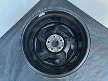 Laden Sie das Bild in den Galerie-Viewer, FELGA ALUMINIOWA HYUNDAI KONA 7.0"x17" 5X114.3 ET50 52910-DD100