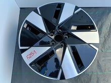 Załaduj zdjęcie do przeglądarki galerii, FELGA ALUMINIOWA VOLVO XC40 OE 8.5''x19'' ET56 5x108 32294213