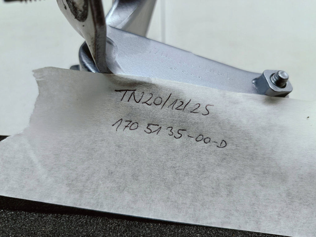 Tesla Model Y MY 20- ZAWIAS KLAPY BAGAŻNIKA LEWY TYŁ1705135-00-D