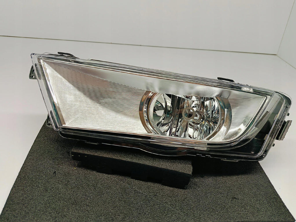 SKODA OCTAVIA III 13- REFLEKTOR HALOGEN PRZECIWMGŁOWY LEWY H8 TYC 19-12350