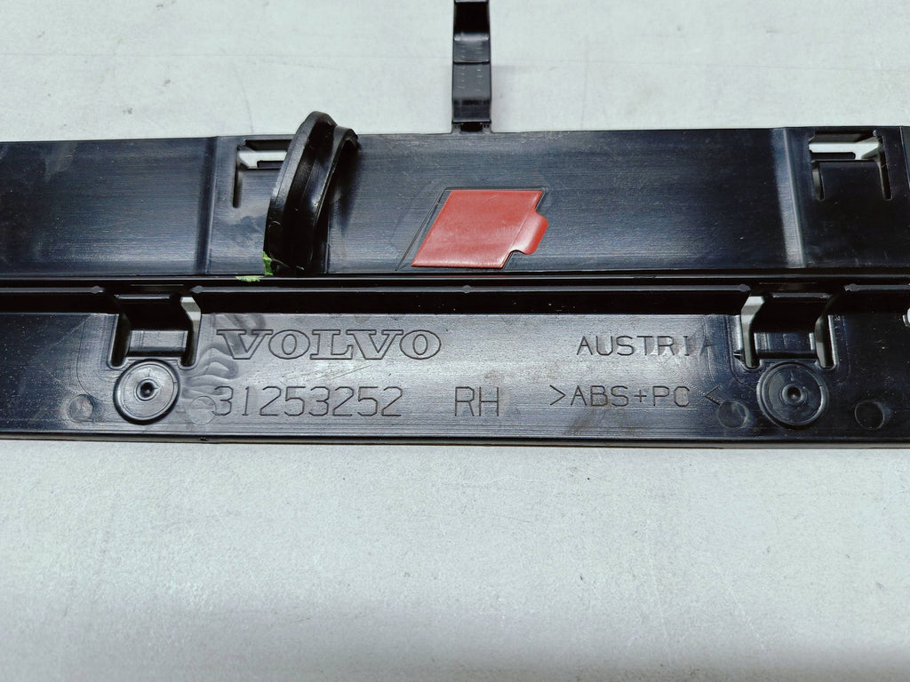 Volvo XC90 GLEITSTÜCK HALTER HAK BEFESTIGUNG TRÄGER SCHWELLER RECHTS 31253252