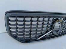 Load image into Gallery viewer, VOLVO XC40 LIFT R-DESIGN 22- ATRAPA GRILL KRATKA ZDERZAKA PRZÓD 32291466