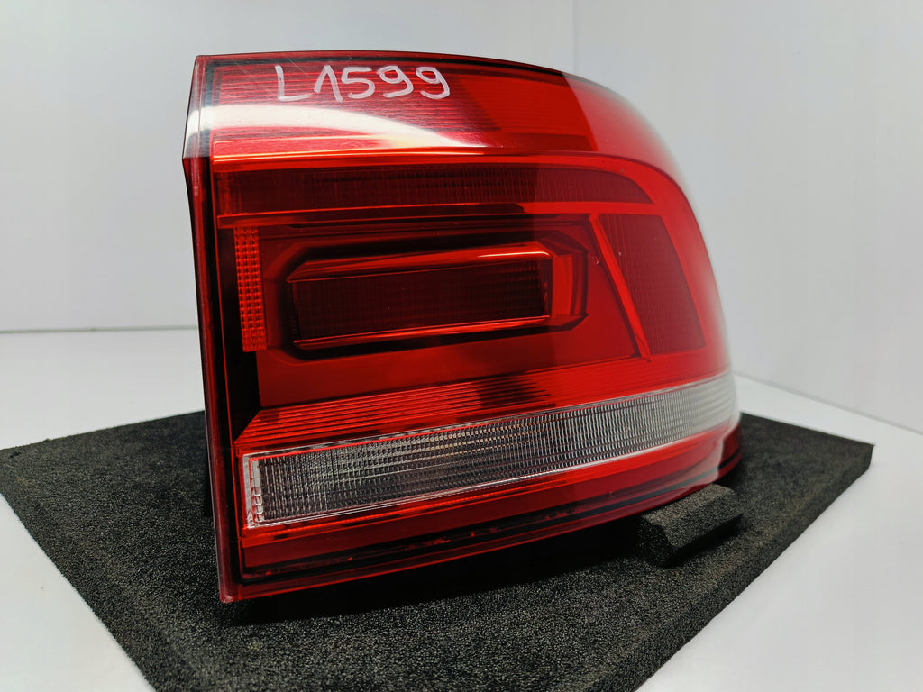 VOLKSWAGEN TOURAN 5TA 15- LAMPA PRAWA TYLNA PRAWY TYŁ 5TA945096A