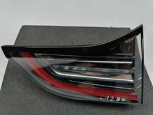 Laden Sie das Bild in den Galerie-Viewer, TESLA MODEL Y 20- 3 LIFT 22- HECKKLAPPENLEUCHTE HINTEN LINKS LED 1502088-00-B