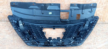 Laden Sie das Bild in den Galerie-Viewer, NISSAN QASHQAI II J11 LIFT 17- ATRAPA GRILL ZDERZAKA PRZEDNIEGO 62310HV00A