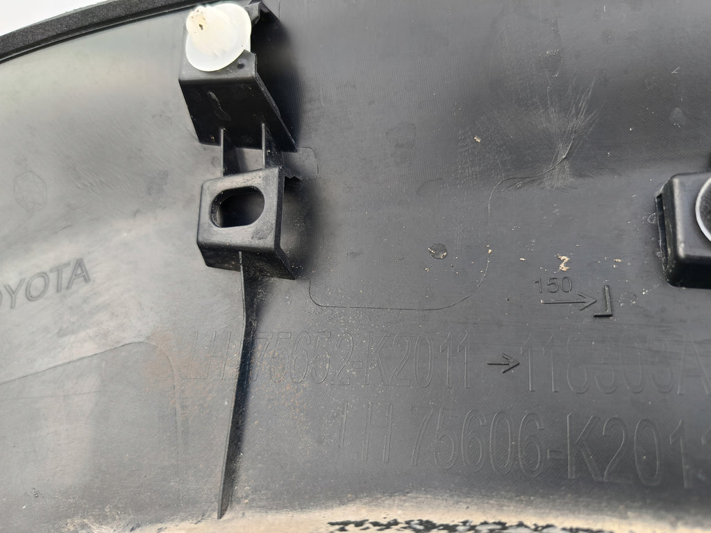 TOYOTA YARIS CROSS 20- KOTFLÜGELLEISTE LINKS HINTEN 75652-K2011