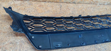 Load image into Gallery viewer, DACIA SANDERO II LIFT 17- ATRAPA ŚRODKOWA KRATKA GRILL 622541693R