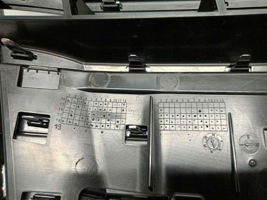 AUDI A7 S7 4G8 10- GRILL ATRAPA KRATKA ZDERZAKA PRZEDNIEGO 4G8853651C