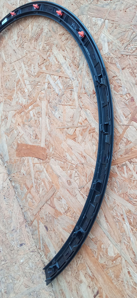 POLESTAR 2 II 19- NAKŁADKA LISTWA BŁOTNIKA LEWY PRZÓD 31672601