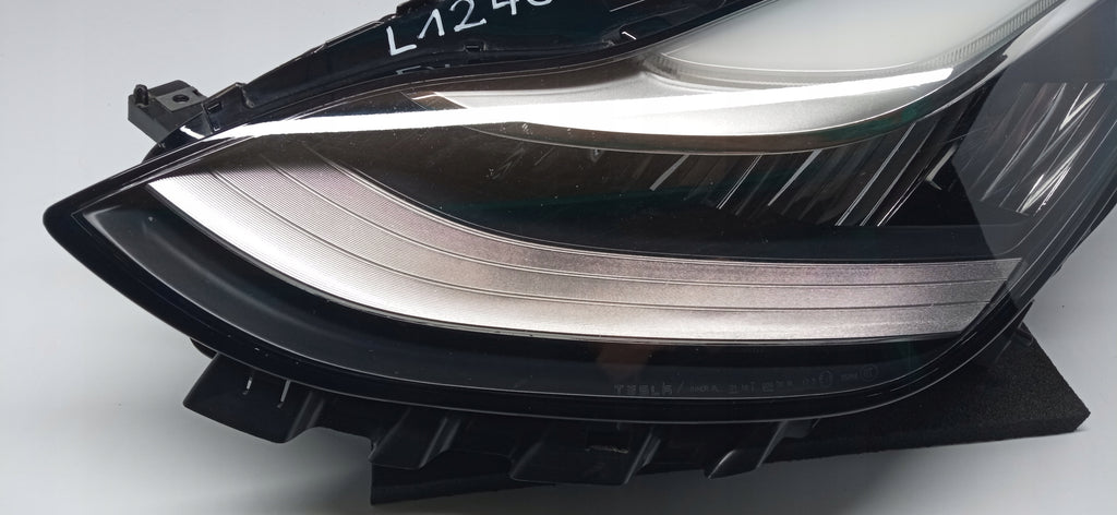 TESLA MODEL 3 III 17- LAMPA LEWA PRZÓD PRZEDNIA FULL LED 1077375-00-C