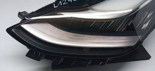 Laden Sie das Bild in den Galerie-Viewer, TESLA MODEL 3 III 17- LAMPA LEWA PRZÓD PRZEDNIA FULL LED 1077375-00-C