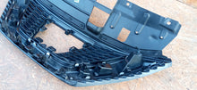 Laden Sie das Bild in den Galerie-Viewer, NISSAN QASHQAI II J11 LIFT 17- ATRAPA GRILL ZDERZAKA PRZEDNIEGO 62310HV00A