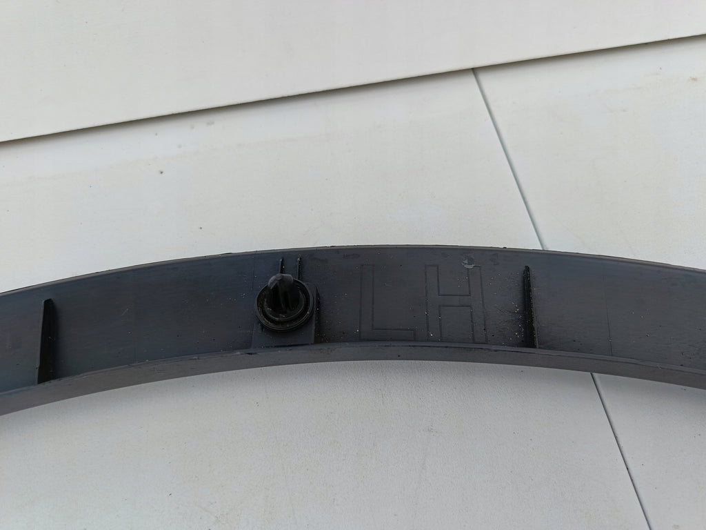 TESLA MODEL Y MJ 20- RADLAUFVERKLEIDUNG LEISTE VORNE LINKS 1658695-00-A