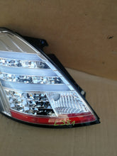 Załaduj zdjęcie do przeglądarki galerii, SUZUKI SWIFT MK7 10- LAMPA LEWY TYŁ LEWA TYLNA SONAR CHOME CLEAR