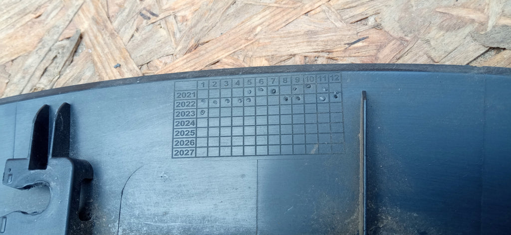 TESLA MODEL Y 20- NAKŁADKA LISTWA BŁOTNIKA PRAWY PRZÓD 1658696-00-A