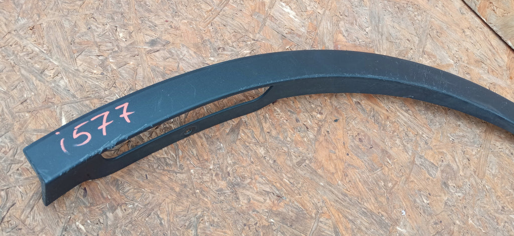 TESLA MODEL Y 20- NAKŁADKA LISTWA BŁOTNIKA LEWY PRZÓD 1658695-00-A