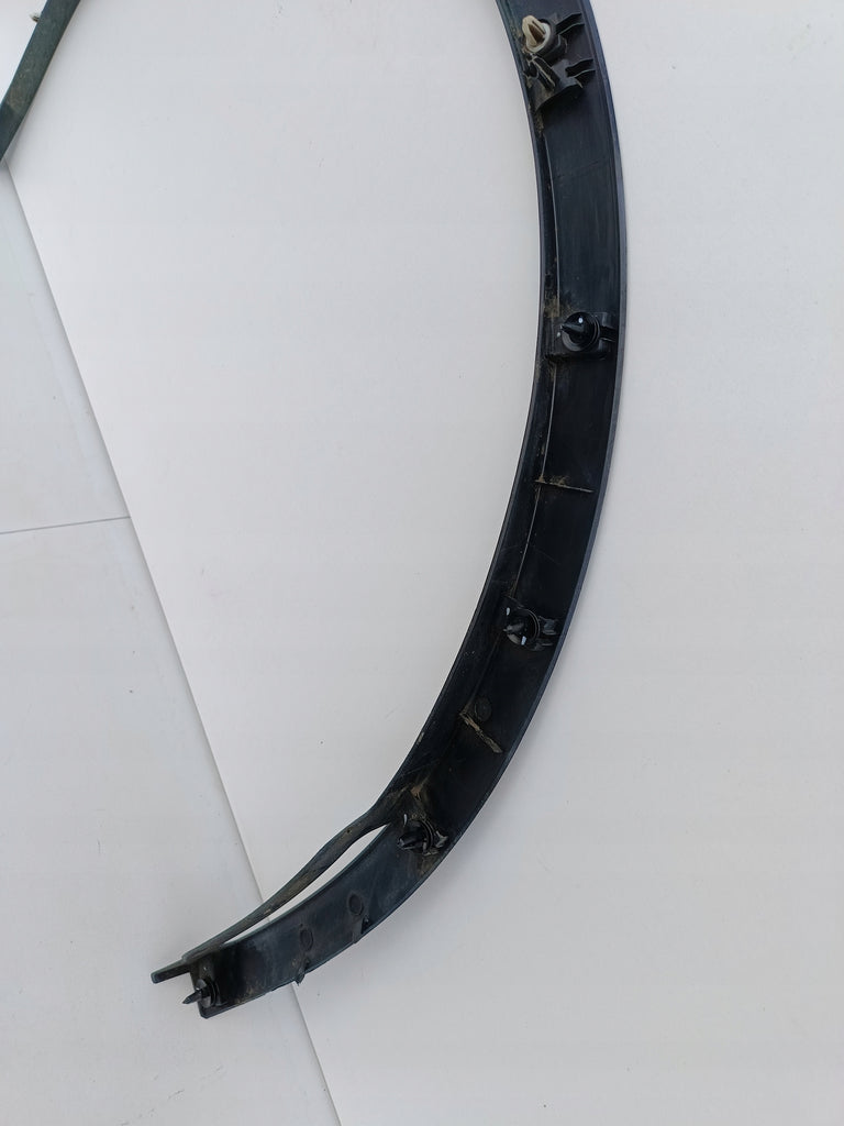 TESLA MODEL Y MY 20- NAKŁADKA LISTWA BŁOTNIKA LEWY PRZÓD 1683863-00-A