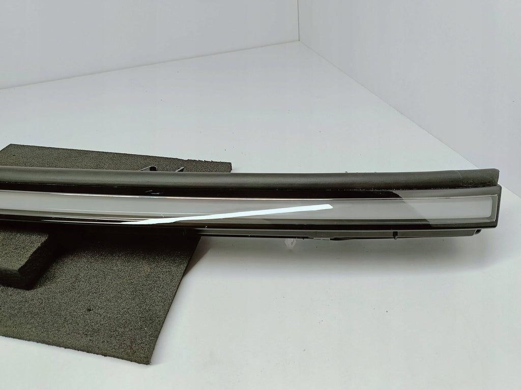 Tesla Model Y Juniper 25- LED-Leuchtenleiste Stoßfänger vorn 2038294-00-E