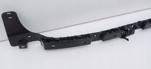 Laden Sie das Bild in den Galerie-Viewer, TESLA MODEL 3 LIFT 23- HALTERUNG HALTER MITTELSTÜCK STOSSFÄNGER HINTEN 1757096-00-C