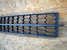 Laden Sie das Bild in den Galerie-Viewer, SKODA OCTAVIA III 13- ATRAPA GRILL KRATKA ZDERZAKA PRZEDNIEGO 5E0853677