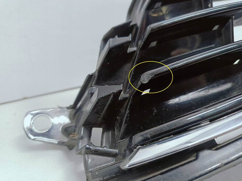 Toyota Auris II LIFT 15- KRATKA ŚRODKOWA ATRAPA ZDERZAKA PRZÓD 5311202670