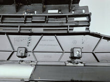 Laden Sie das Bild in den Galerie-Viewer, VW Transporter Caravelle T7 23- KÜHLERGRILL STOSSFÄNGER VORNE S741-17E778-A