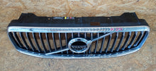 Laden Sie das Bild in den Galerie-Viewer, VOLVO XC60 II 17- ATRAPA GRILL KRATKA ZDERZAKA PRZÓD KAMERA 31457465