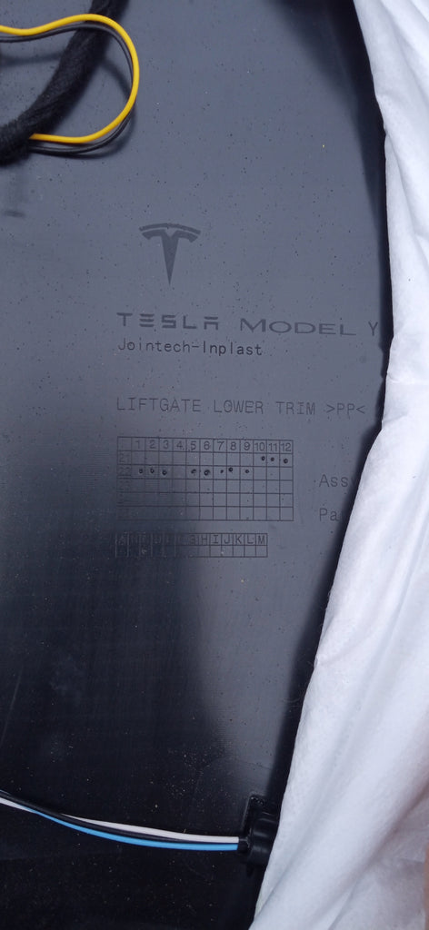 TESLA MODEL Y 20- HECKKLAPPENVERKLEIDUNG HINTEN LAUTSPRECHER 1536684-00-C