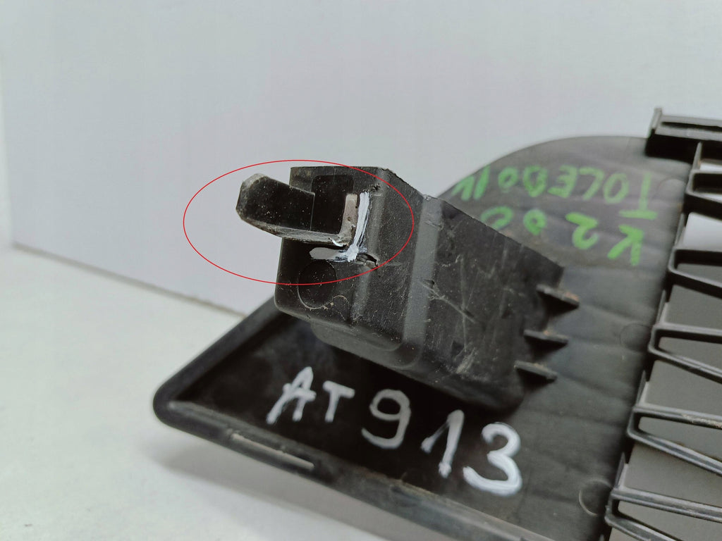 Seat Toledo IV 4 12- KRATKA ŚRODKOWA DOLNA ATRAPA ZDERZAKA PRZÓD 6JA853677