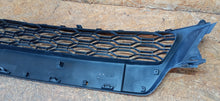 Load image into Gallery viewer, DACIA SANDERO II LIFT 17- ATRAPA ŚRODKOWA KRATKA GRILL 622541693R