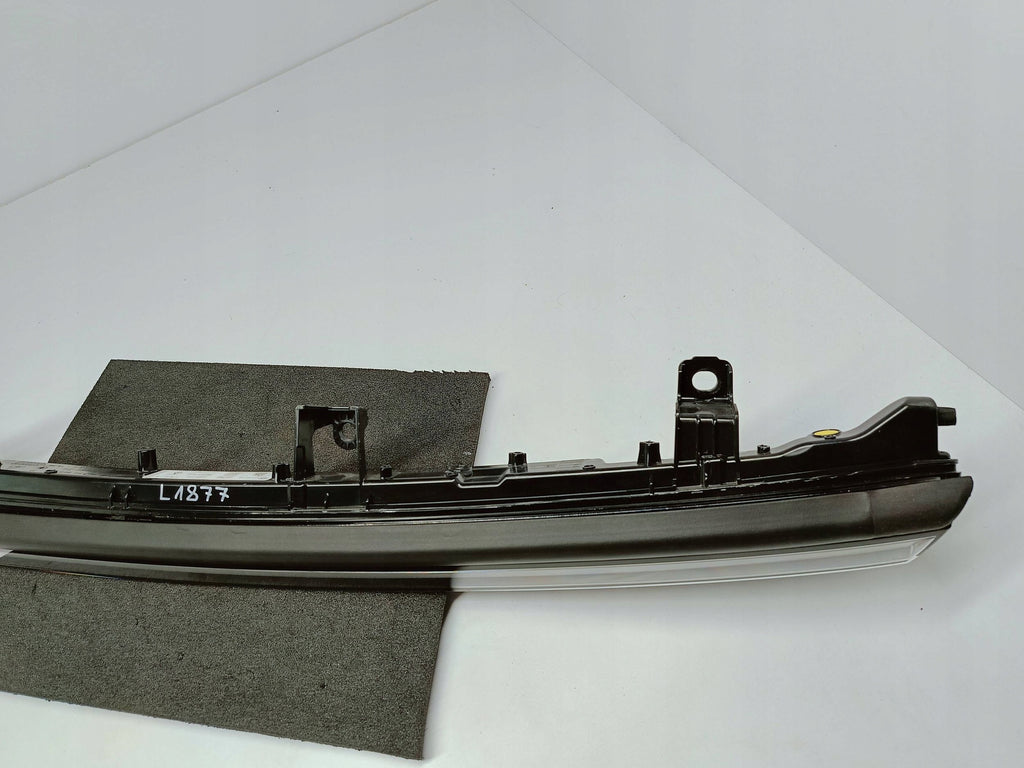 Tesla Model Y Juniper 25- LED-Leuchtenleiste Stoßfänger vorn 2038294-00-E