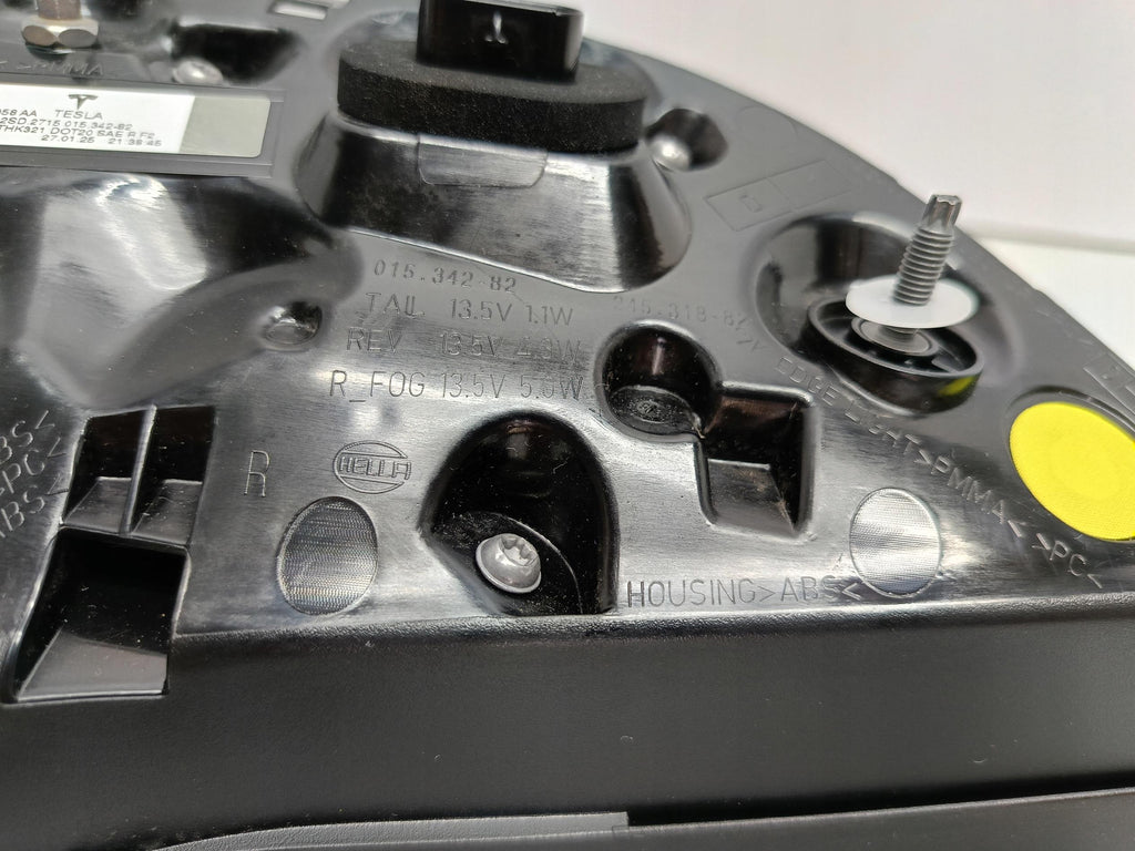 TESLA 3 LIFT Y 20- LAMPA KLAPY BAGAŻNIKA PRAWY TYŁ LED NOWA OE 1502089-00-B