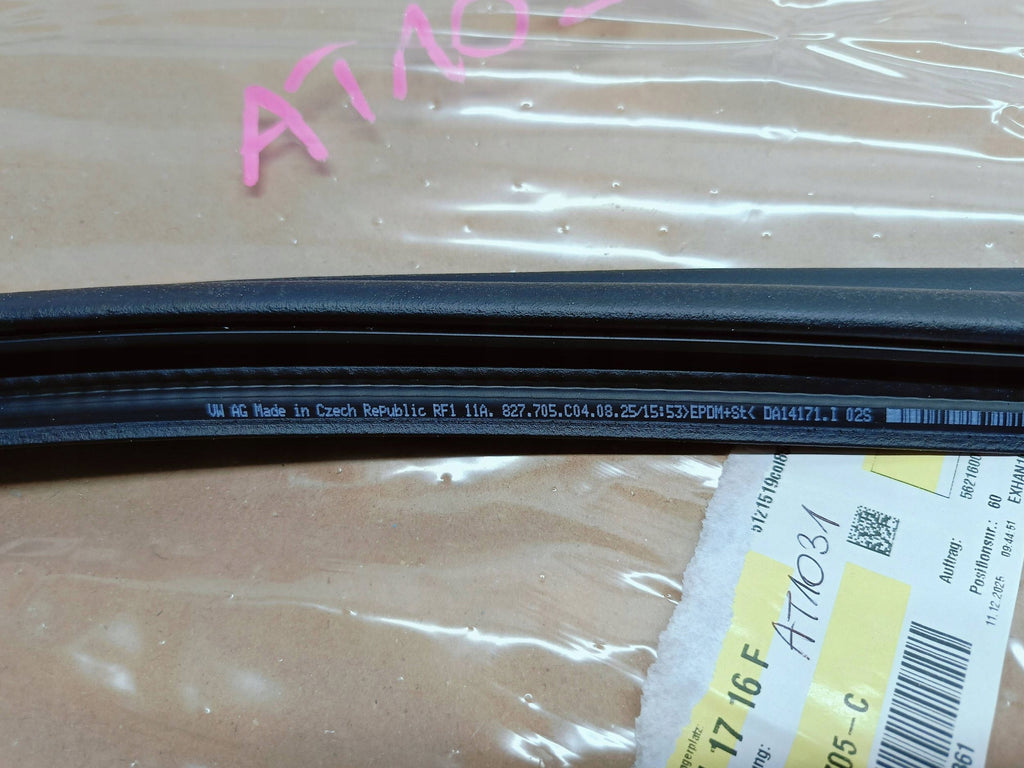 Volkswagen ID.4 ID4 20- USZCZELKA GUMOWA KLAPY BAGAŻNIKA TYŁ 11A827705C