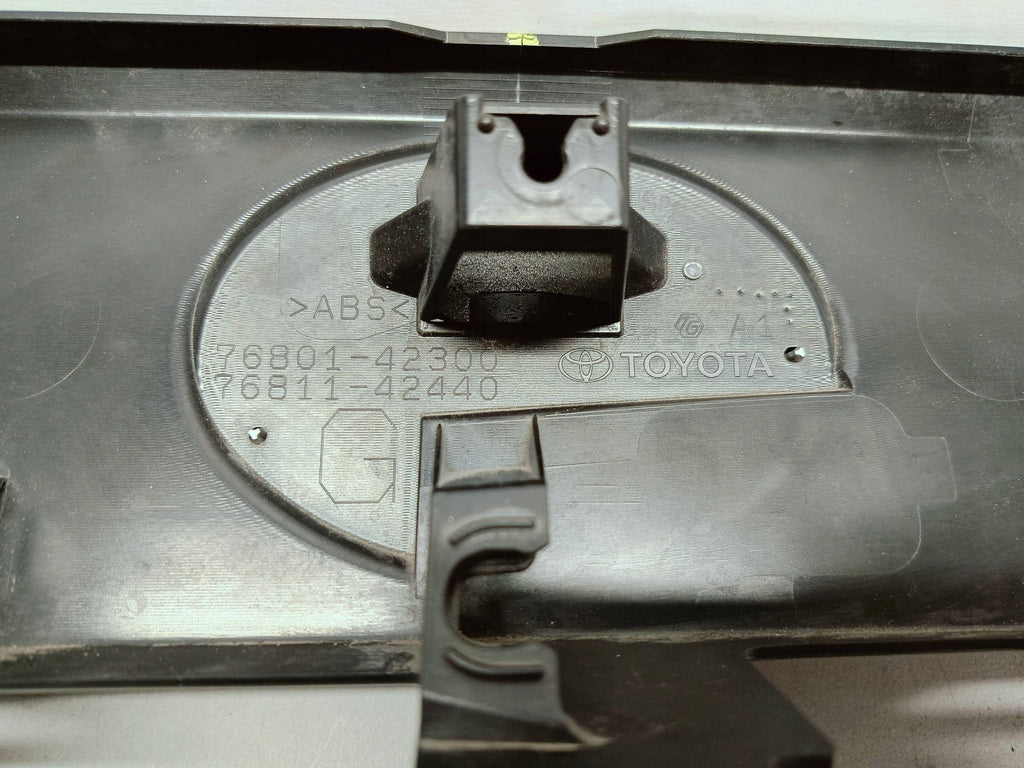 Toyota bZ4X BZ4X 22- BLENDA NAKŁADKA KLAPY BAGAŻNIKA TYŁ 76801-42300