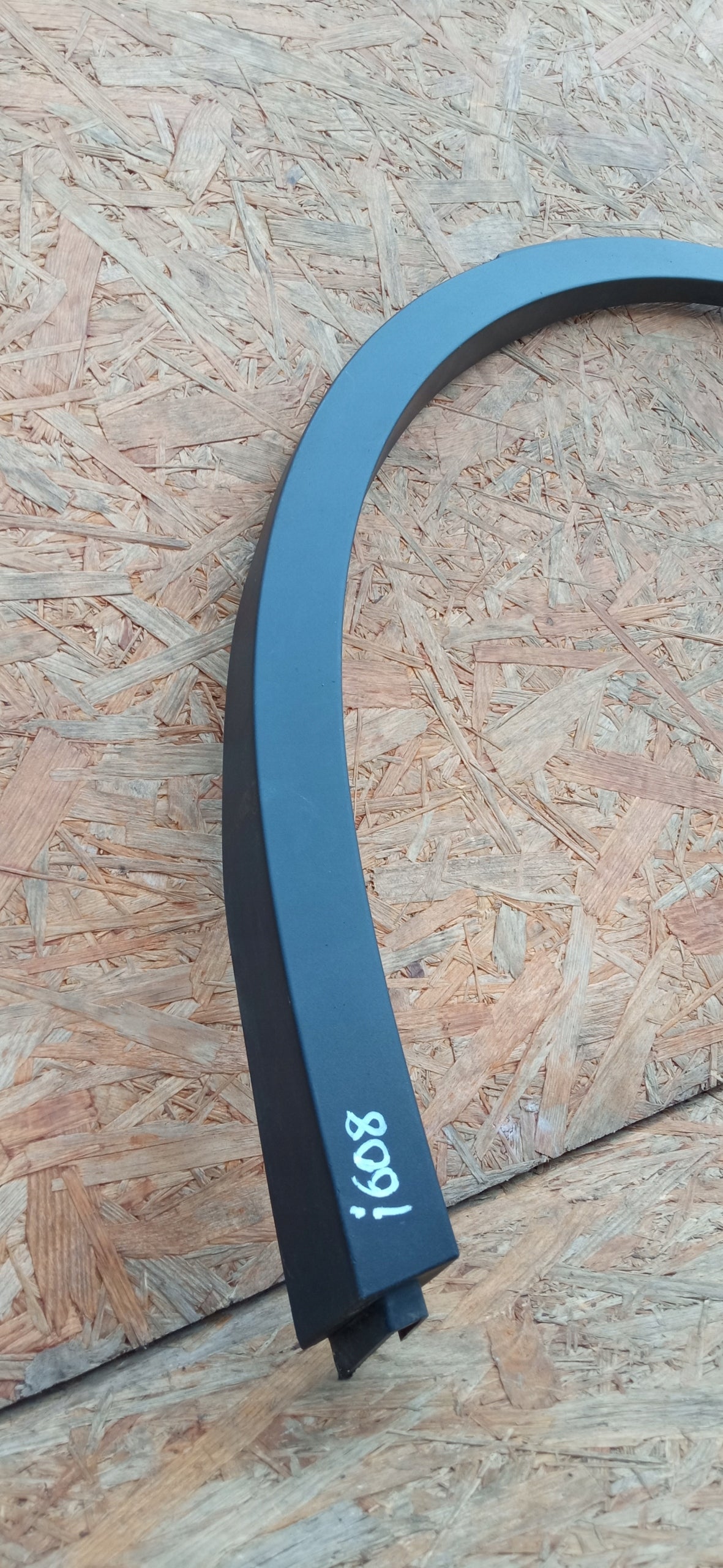 Tesla Model Y 22- Baguette Aile Arrière Gauche Gauche Arrière 1683865-00-A — photo 3 sur 13