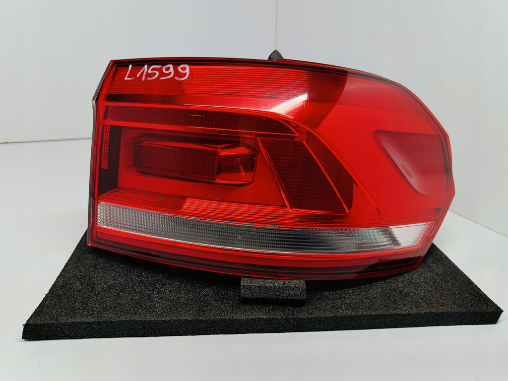 VOLKSWAGEN TOURAN 5TA 15- LAMPA PRAWA TYLNA PRAWY TYŁ 5TA945096A