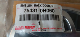TOYOTA AYGO II 14- EMBLEMAT LOGO ZNACZEK TYLNEJ KLAPY NOWY 75431-0H060