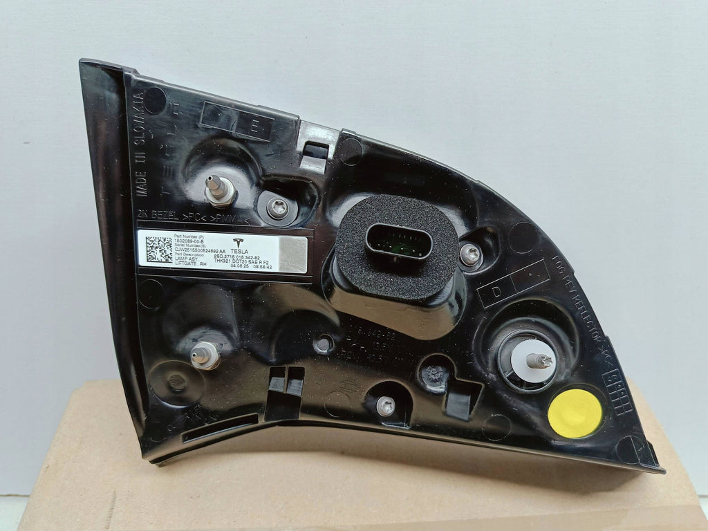 TESLA 3 LIFT Y 20- LAMPA KLAPY BAGAŻNIKA PRAWY TYŁ LED NOWA 3 1502089-00-B